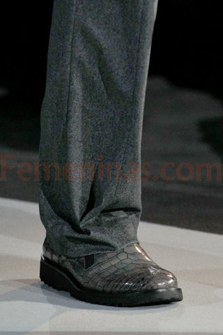 Zapatos con texturas animal print en color gris